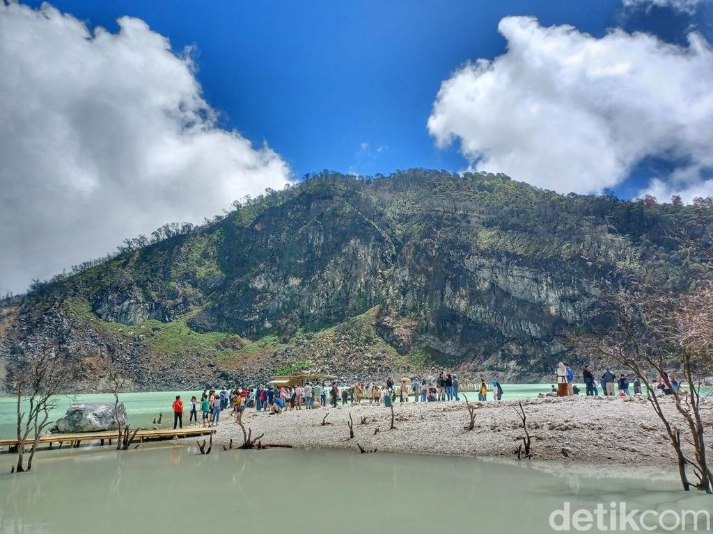 Sejumlah pengunjung memadati kawasan Kawah Putih, Ciwidey, Kabupaten Bandung, Selasa (3/5/2022).